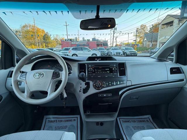 2013 Toyota Sienna LE V6 8 Passenger
