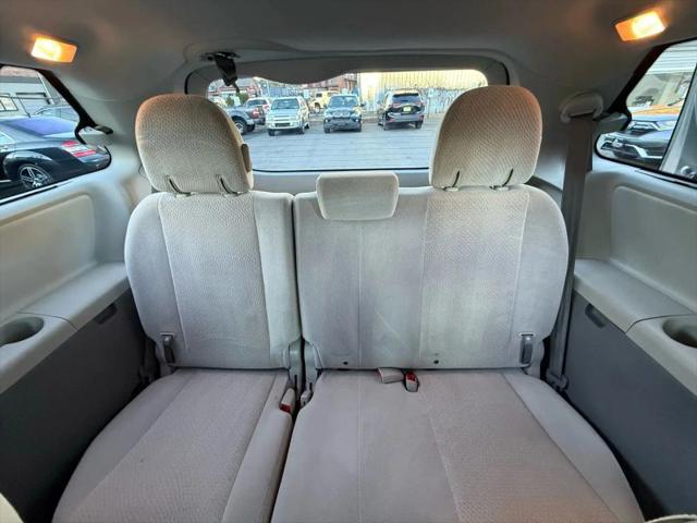 2013 Toyota Sienna LE V6 8 Passenger