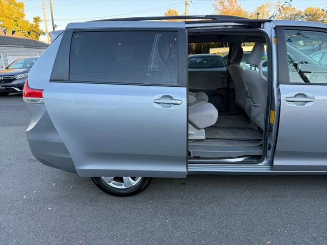 2013 Toyota Sienna LE V6 8 Passenger
