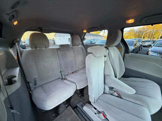 2013 Toyota Sienna LE V6 8 Passenger