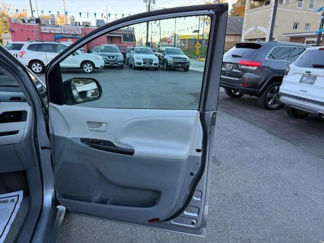 2013 Toyota Sienna LE V6 8 Passenger