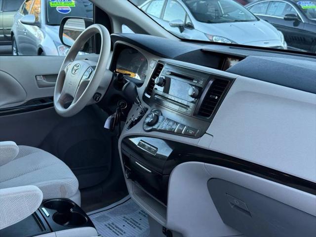2013 Toyota Sienna LE V6 8 Passenger