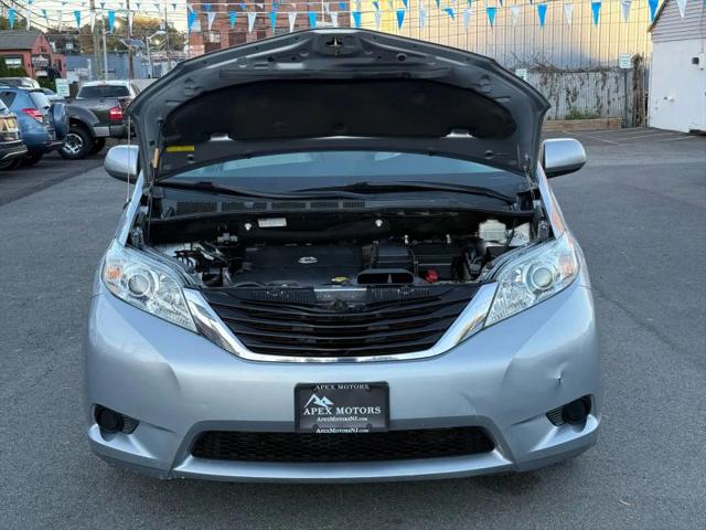 2013 Toyota Sienna LE V6 8 Passenger
