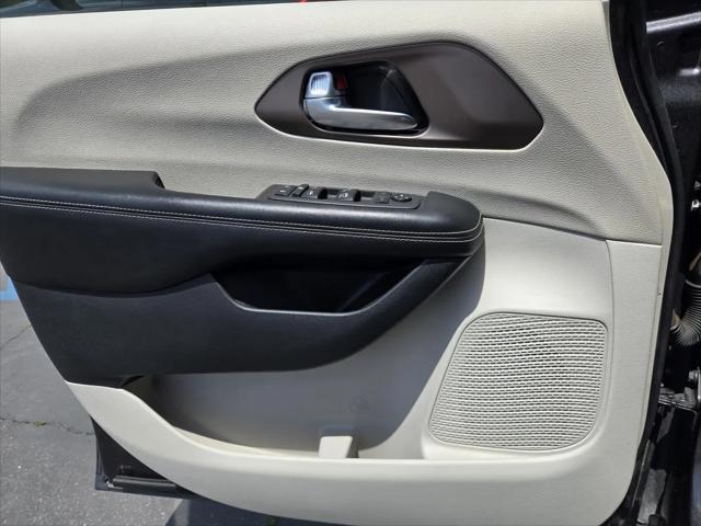 2022 Chrysler Voyager LX
