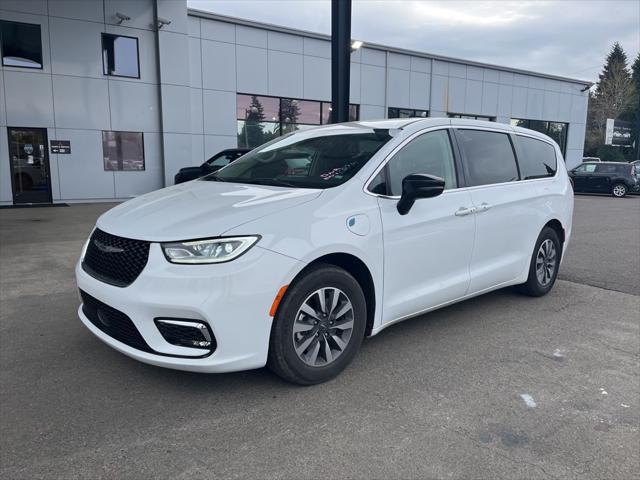 2024 Chrysler Pacifica Hybrid Select