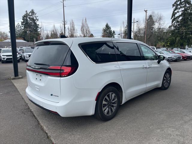 2024 Chrysler Pacifica Hybrid Select