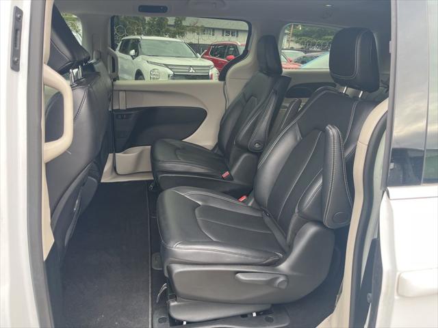 2024 Chrysler Pacifica Hybrid Select