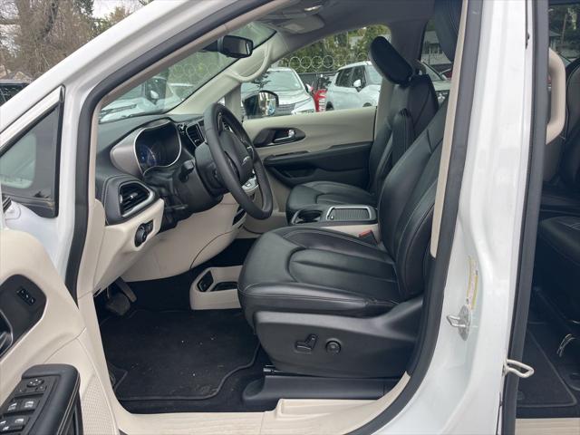 2024 Chrysler Pacifica Hybrid Select