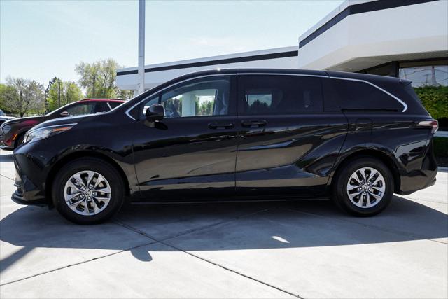 2023 Toyota Sienna LE