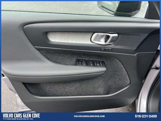 2026 Volvo XC40 Plus, B5 AWD Gas (mild hybrid), Dark