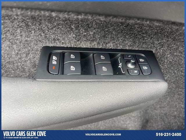 2026 Volvo XC40 Plus, B5 AWD Gas (mild hybrid), Dark