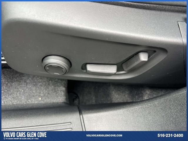 2026 Volvo XC40 Plus, B5 AWD Gas (mild hybrid), Dark