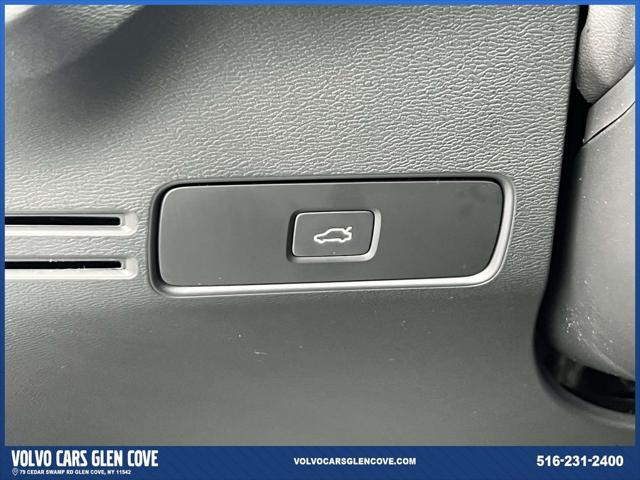 2026 Volvo XC40 Plus, B5 AWD Gas (mild hybrid), Dark
