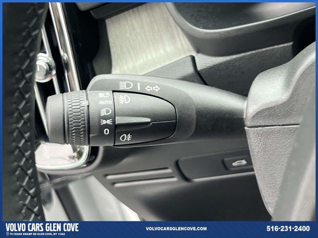 2026 Volvo XC40 Plus, B5 AWD Gas (mild hybrid), Dark