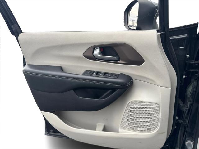 2022 Chrysler Voyager LX