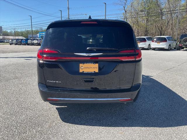2025 Chrysler Pacifica Select