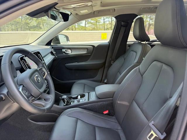 2026 Volvo XC40 Core, B5 AWD Gas (mild hybrid), Dark