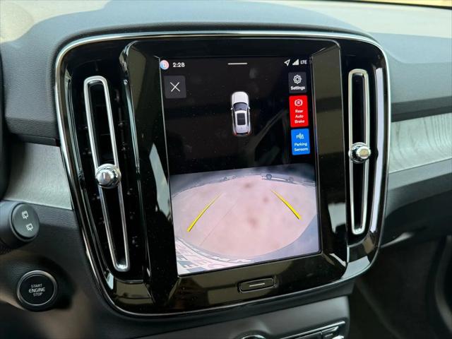 2026 Volvo XC40 Core, B5 AWD Gas (mild hybrid), Dark