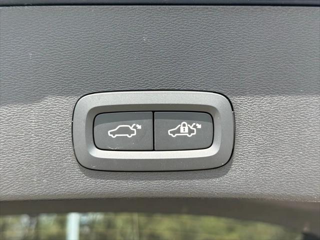 2026 Volvo XC40 Core, B5 AWD Gas (mild hybrid), Dark