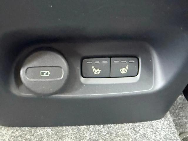2026 Volvo XC40 Core, B5 AWD Gas (mild hybrid), Dark