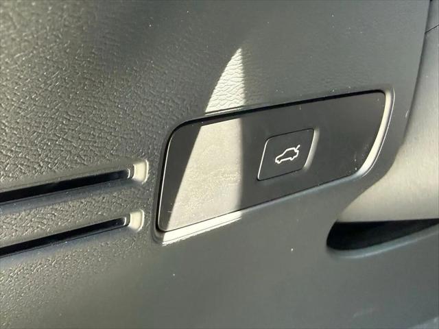 2026 Volvo XC40 Core, B5 AWD Gas (mild hybrid), Dark