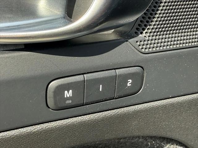 2026 Volvo XC40 Core, B5 AWD Gas (mild hybrid), Dark