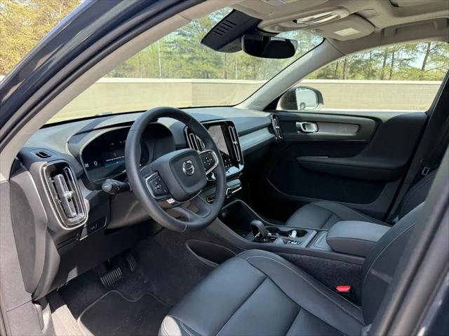 2026 Volvo XC40 Core, B5 AWD Gas (mild hybrid), Dark