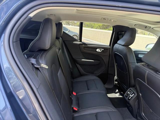2026 Volvo XC40 Core, B5 AWD Gas (mild hybrid), Dark