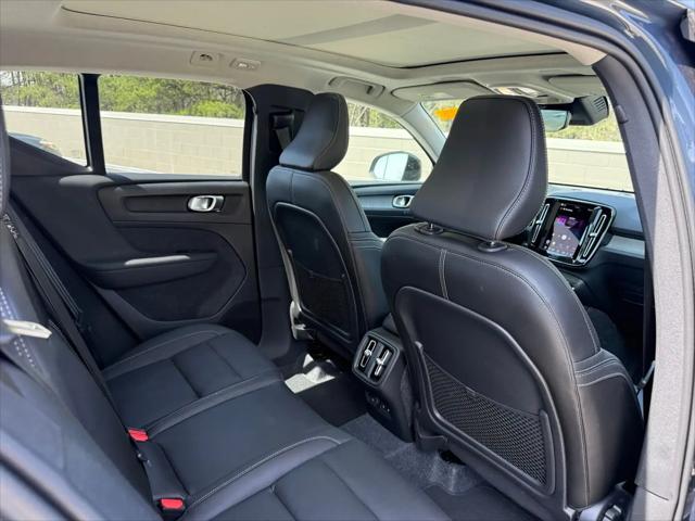 2026 Volvo XC40 Core, B5 AWD Gas (mild hybrid), Dark