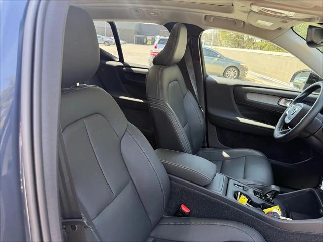 2026 Volvo XC40 Core, B5 AWD Gas (mild hybrid), Dark