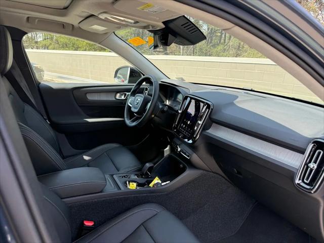 2026 Volvo XC40 Core, B5 AWD Gas (mild hybrid), Dark