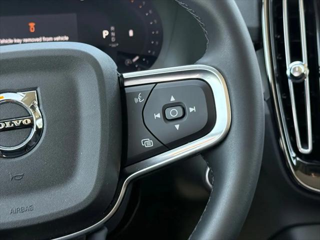 2026 Volvo XC40 Core, B5 AWD Gas (mild hybrid), Dark