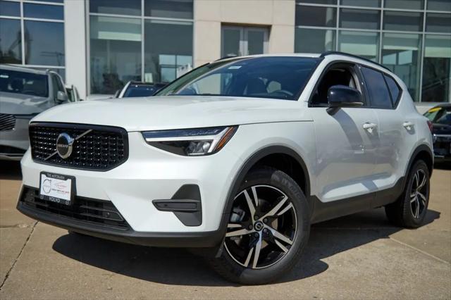 2026 Volvo XC40 Core, B5 AWD Gas (mild hybrid), Dark