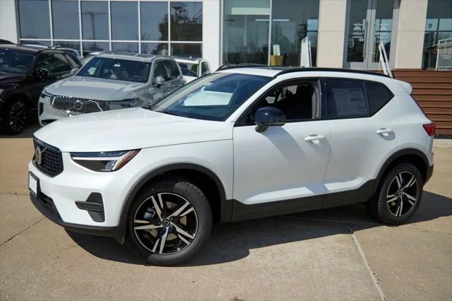 2026 Volvo XC40 Core, B5 AWD Gas (mild hybrid), Dark