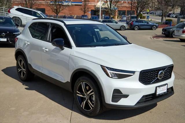 2026 Volvo XC40 Core, B5 AWD Gas (mild hybrid), Dark