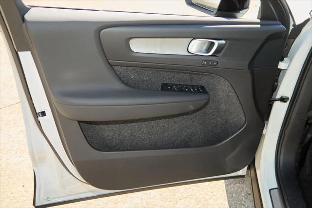 2026 Volvo XC40 Core, B5 AWD Gas (mild hybrid), Dark