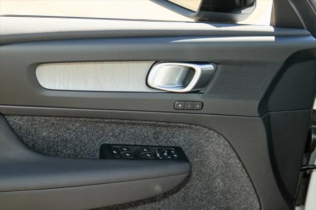 2026 Volvo XC40 Core, B5 AWD Gas (mild hybrid), Dark