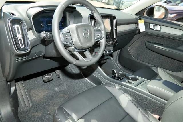 2026 Volvo XC40 Core, B5 AWD Gas (mild hybrid), Dark