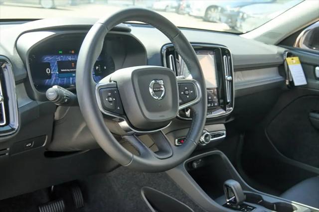 2026 Volvo XC40 Core, B5 AWD Gas (mild hybrid), Dark