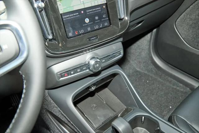 2026 Volvo XC40 Core, B5 AWD Gas (mild hybrid), Dark