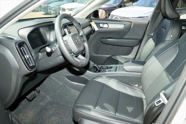 2026 Volvo XC40 Core, B5 AWD Gas (mild hybrid), Dark