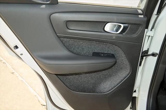 2026 Volvo XC40 Core, B5 AWD Gas (mild hybrid), Dark