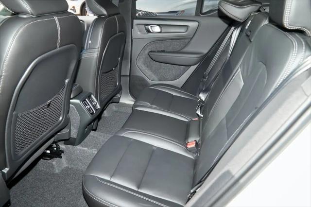 2026 Volvo XC40 Core, B5 AWD Gas (mild hybrid), Dark
