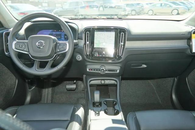 2026 Volvo XC40 Core, B5 AWD Gas (mild hybrid), Dark