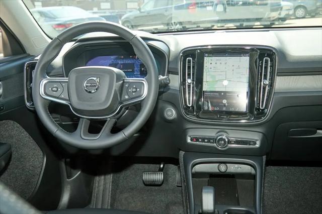 2026 Volvo XC40 Core, B5 AWD Gas (mild hybrid), Dark