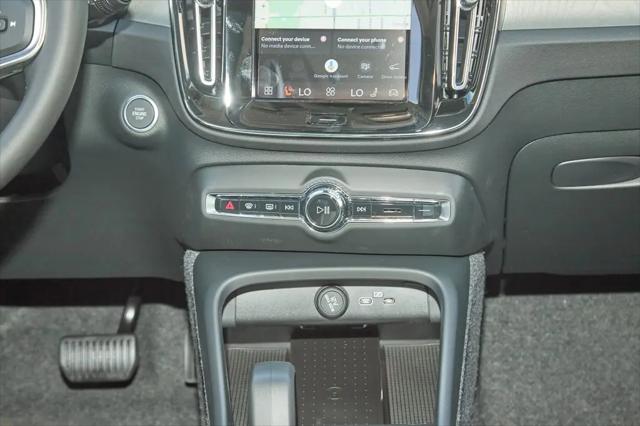 2026 Volvo XC40 Core, B5 AWD Gas (mild hybrid), Dark