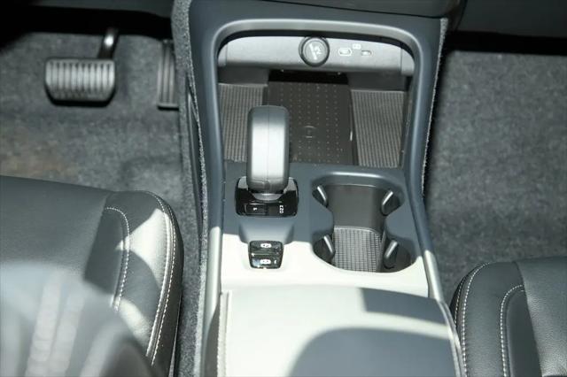 2026 Volvo XC40 Core, B5 AWD Gas (mild hybrid), Dark