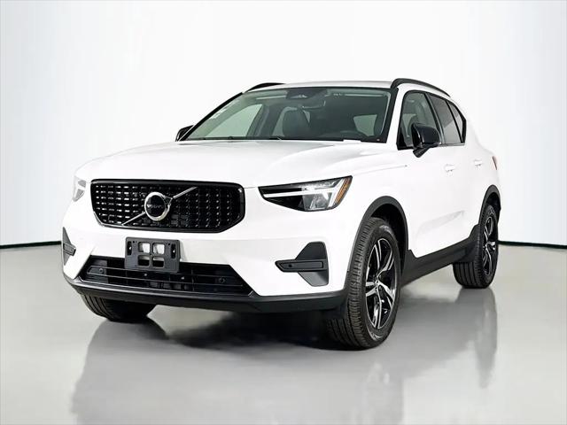 2026 Volvo XC40 Core, B5 AWD Gas (mild hybrid), Dark
