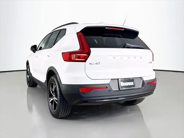 2026 Volvo XC40 Core, B5 AWD Gas (mild hybrid), Dark
