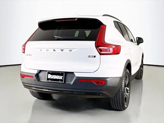 2026 Volvo XC40 Core, B5 AWD Gas (mild hybrid), Dark